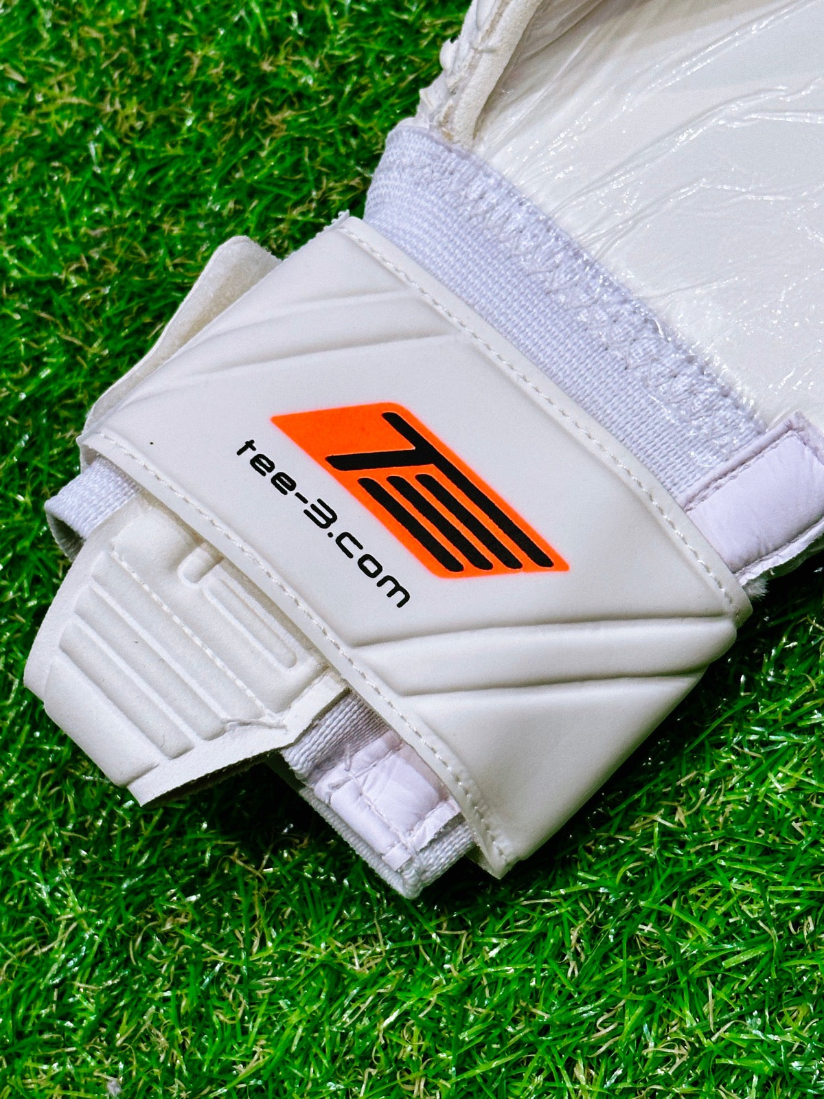 A white roll finger goalkeeping glove with a double wrap strap and 4mm German contact latex worn by professional goalkeepers